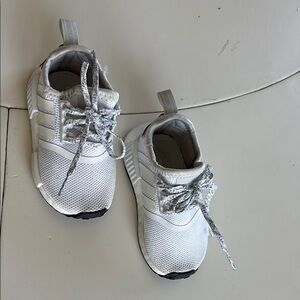 🥮💧Adidas White Sneakers with Modern Design and Comfort